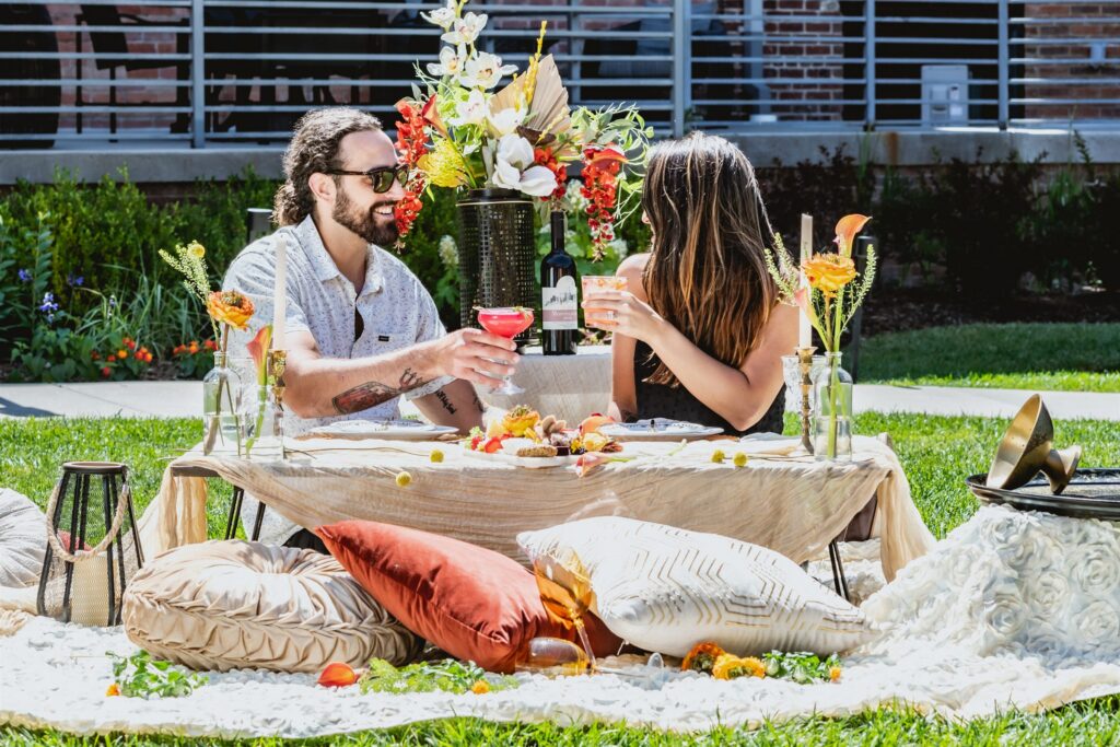 The Foundry Hotel: picnic couple