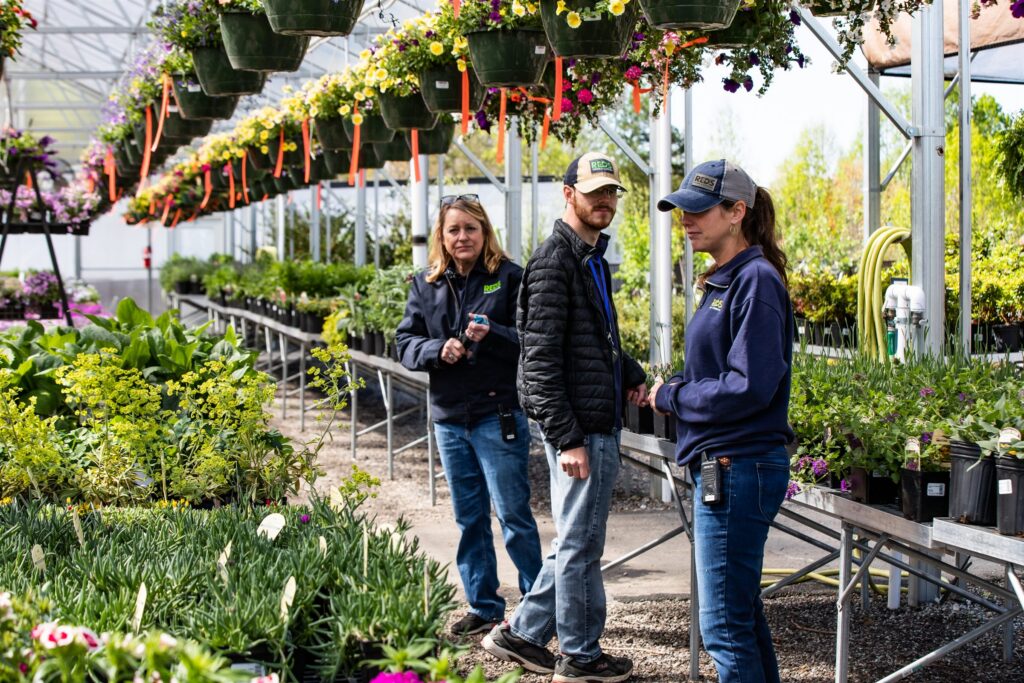 Red's Home & Garden: shoppers